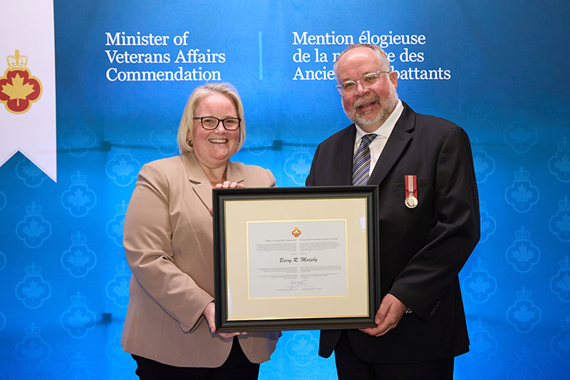 La ministre des Anciens Combattants Jill McKnight (à gauche) et Barry Murphy (à droite).