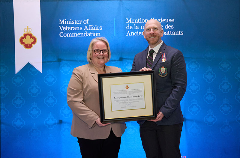 La ministre des Anciens Combattants Jill McKnight (à gauche) et Christopher Michael Cooper (à droite).