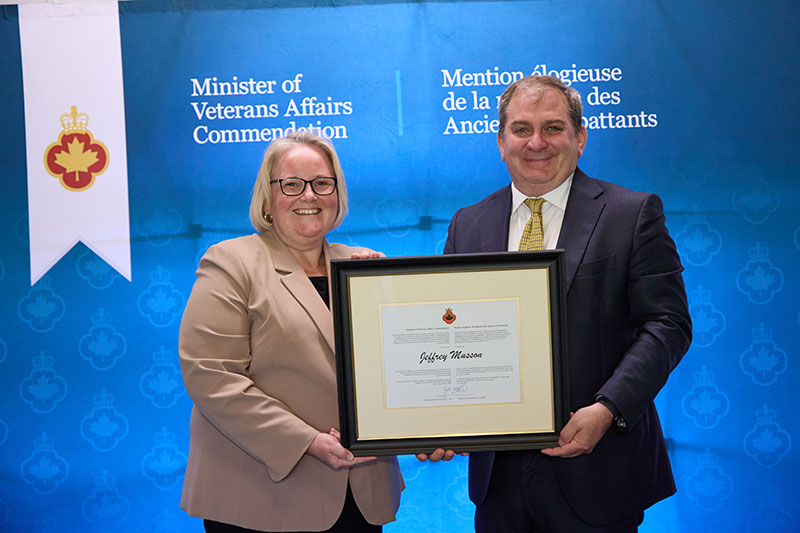La ministre des Anciens Combattants Jill McKnight (à gauche) et Jeff Musson (à droite).