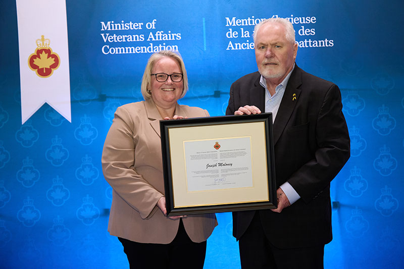 La ministre des Anciens Combattants Jill McKnight (à gauche) et Joseph Maloney (à droite).