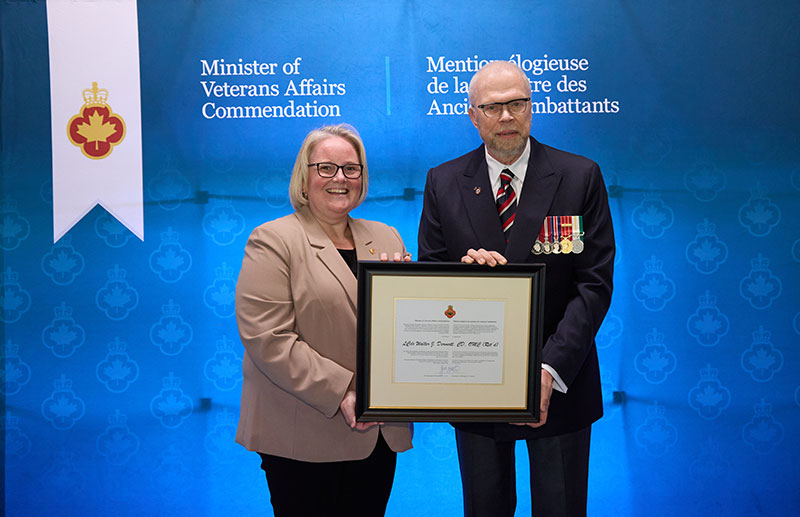 La ministre des Anciens Combattants Jill McKnight (à gauche) et Walter Dermott (à droite).