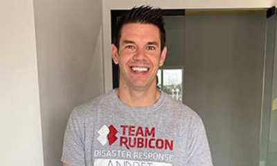 Une personne souriant à la caméra