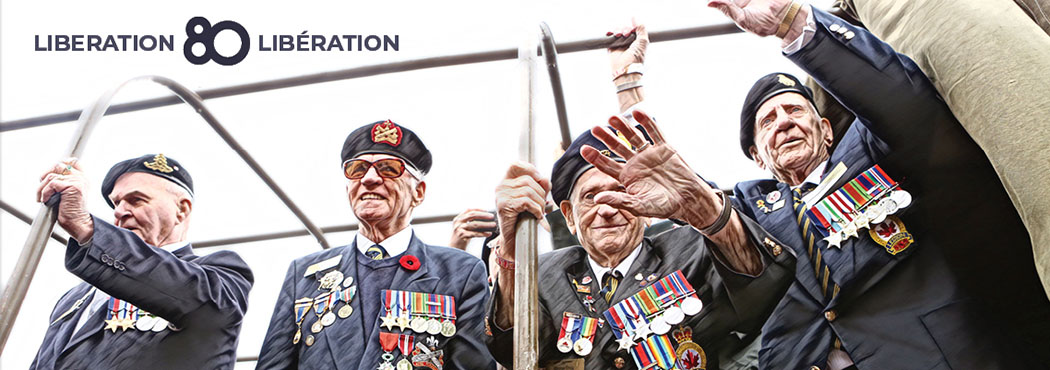 Deux hommes en uniforme militaire