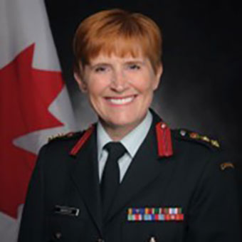 Une personne en uniforme