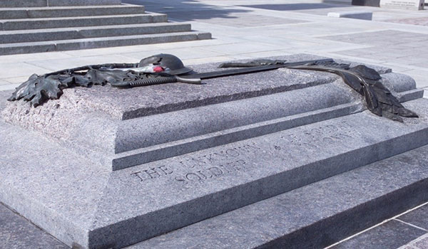 Un monument en pierre avec un chapeau et une épée