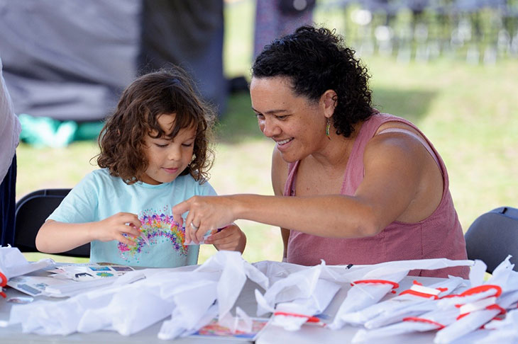 Une personne et un enfant font de l'artisanat à une table