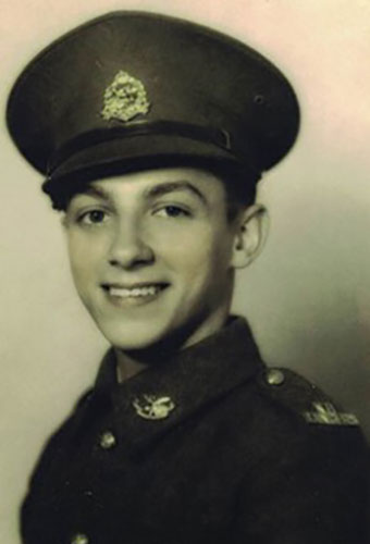 une vieille photo d'un homme en uniforme militaire et souriant