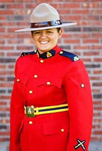 une personne portant un uniforme de la GRC et souriant.