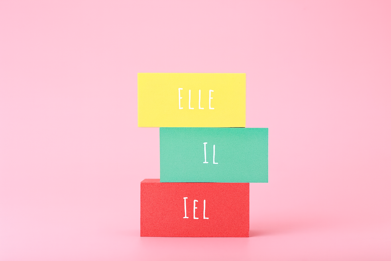 Blocs empilés portant des pronoms