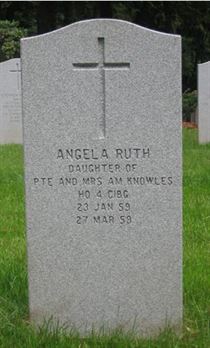 Pierre tombale de Angela Ruth Knowles.