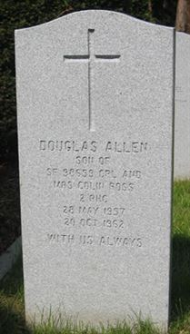 Headstone of Douglas Allen Ross.
