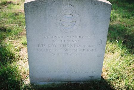 Headstone of F/Lt Roy Turner.