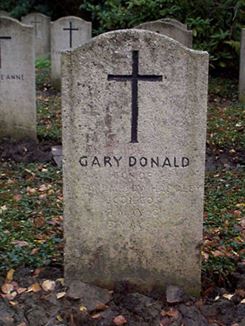 Original headstone prior to replacement in 2003