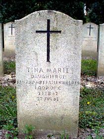 Original headstone prior to replacement in 2003