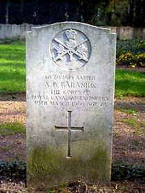 Pierre tombale originale, remplacée en 2003