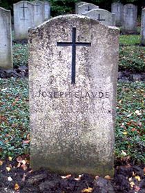 Original headstone prior to replacement in 2003