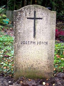 Pierre tombale originale, remplacée en 2003