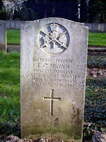 Original headstone prior to replacement in 2003
