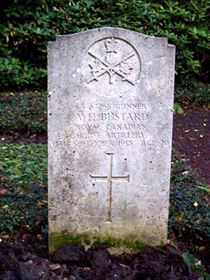 Original headstone prior to replacement in 2003