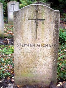 Original headstone prior to replacement in 2003