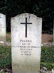 Original headstone prior to replacement in 2003