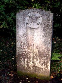 Original headstone prior to replacement in 2003