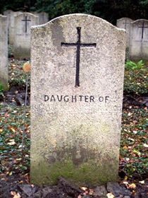 Pierre tombale originale, remplacée en 2003