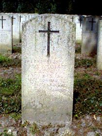 Original headstone prior to replacement in 2003