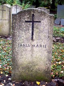 Original headstone prior to replacement in 2003