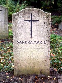 Original headstone prior to replacement in 2003