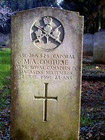 Original headstone prior to replacement in 2003