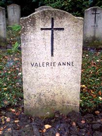 Original headstone prior to replacement in 2003