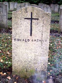 Original headstone prior to replacement in 2003