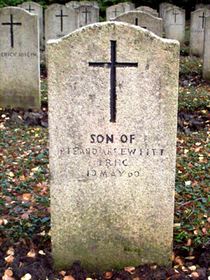 Pierre tombale originale, remplacée en 2003