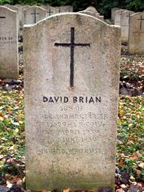 Pierre tombale originale, remplacée en 2003