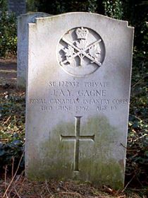 Original headstone prior to replacement in 2003