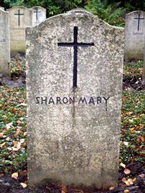 Pierre tombale originale, remplacée en 2003