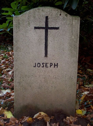 Original headstone prior to replacement in 2003