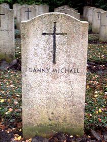 Original headstone prior to replacement in 2003