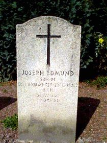 Original headstone prior to replacement in 2003
