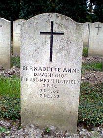 Original headstone prior to replacement in 2003