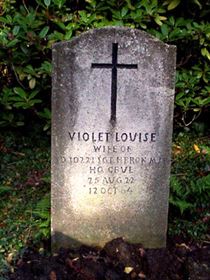 Original headstone prior to replacement in 2003