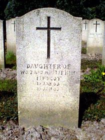 Original headstone prior to replacement in 2003