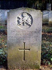 Original headstone prior to replacement in 2003