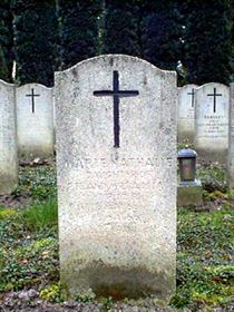 Original headstone prior to replacement in 2003