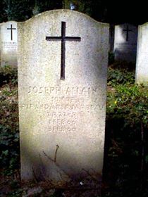 Original headstone prior to replacement in 2003
