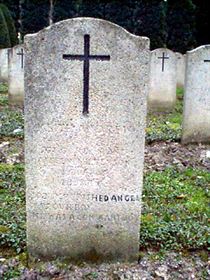 Original headstone prior to replacement in 2003