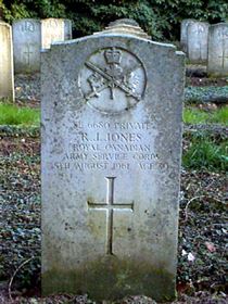 Original headstone prior to replacement in 2003