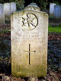 Original headstone prior to replacement in 2003