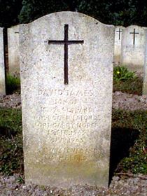 Original headstone prior to replacement in 2003